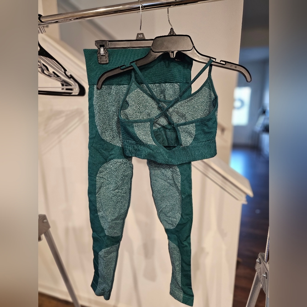 SOLD - Teal seamless 2 piece workout set